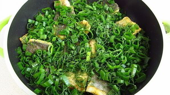 толстолобик, тушеный в укропно-луковом соусе