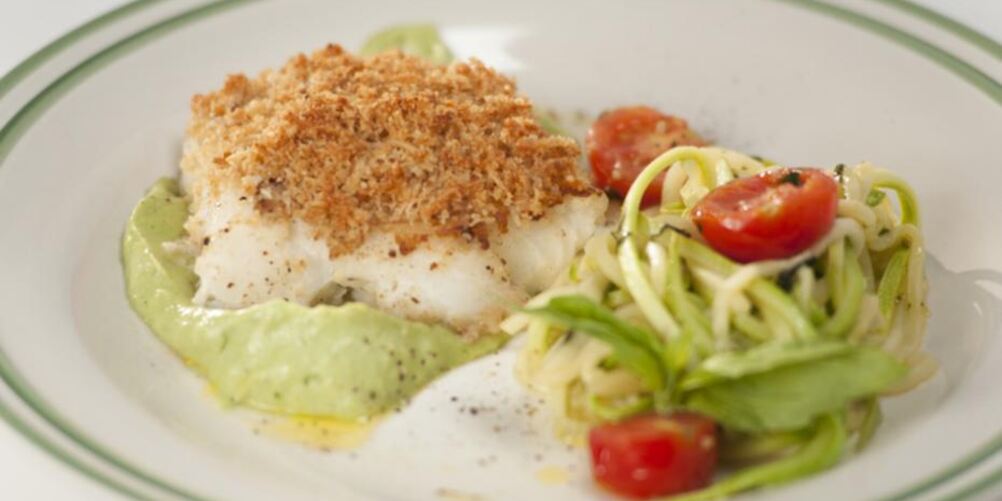 Рецепт запеченной трески с лапшой из кабачков и с соусом из авокадо