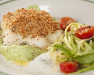 Запеченная треска с лапшой из кабачков и с соусом из авокадо