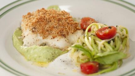 Запеченная треска с лапшой из кабачков и с соусом из авокадо