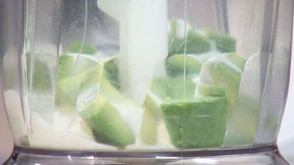 запеченная треска с лапшой из кабачков и с соусом из авокадо