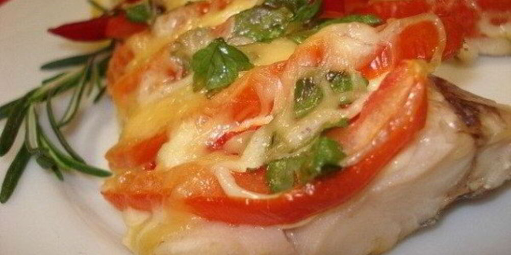 Рецепт запеченной трески с помидорами под сыром