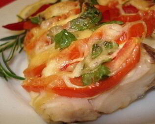 Запеченная треска с помидорами под сыром