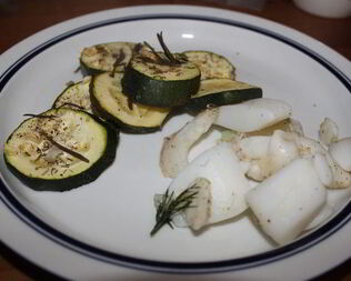 Запеченная в фольге каракатица с кабачками