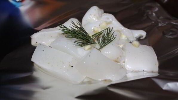 запеченная в фольге каракатица с кабачками