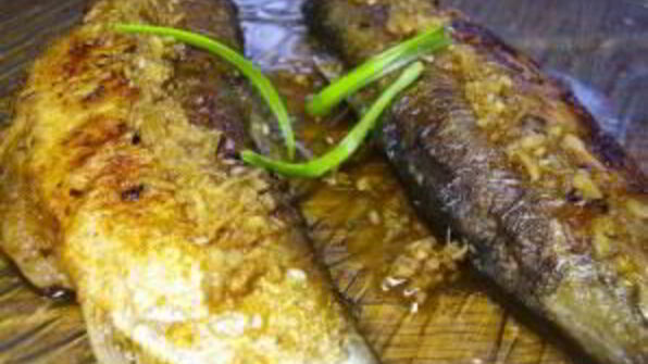 жареная рыба на сковороде