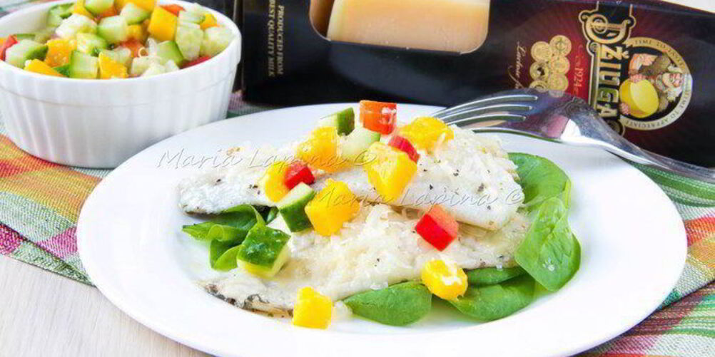 Рецепт жареного филе дорадо с сыром джюгас на подушке из шпината с сальсой