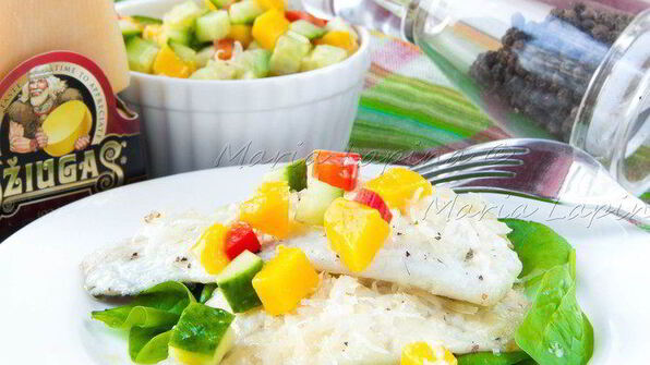 жареное филе дорадо с сыром джюгас на подушке из шпината с сальсой