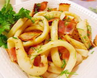 Жареные кальмары с беконом