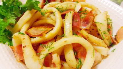 Жареные кальмары с беконом