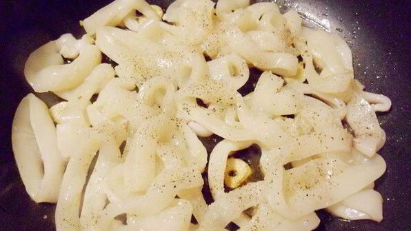 жареные кальмары с беконом