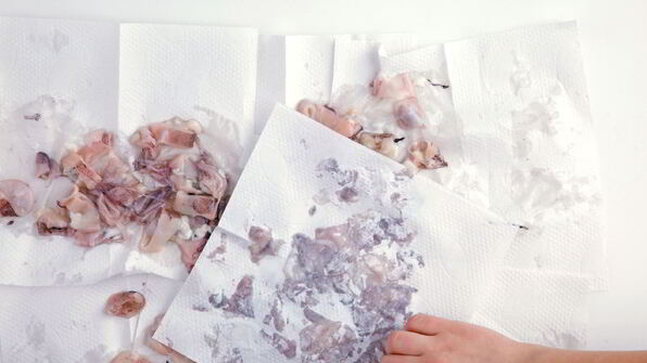 жареные кальмары с петрушкой и лимоном