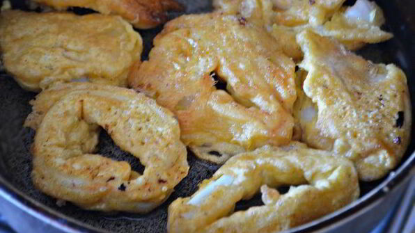 жареные кольца кальмаров в нутовом кляре