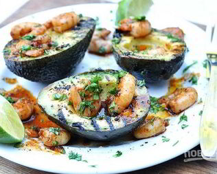 Жареные креветки в авокадо