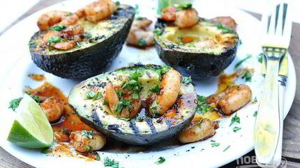 Жареные креветки в авокадо