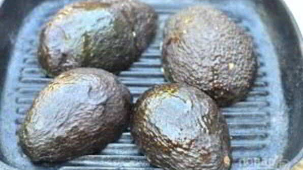 жареные креветки в авокадо