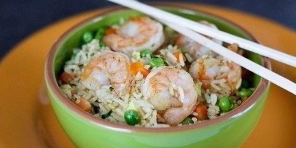 Рецепт жареных креветок в соевом соусе с рисом и овощами