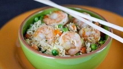 Жареные креветки в соевом соусе с рисом и овощами