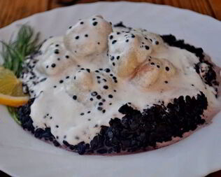 Рыбные клецки с черным рисом и сливочно-икорным соусом