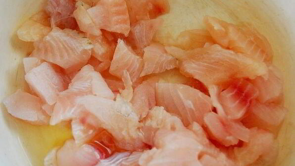 рыбные клецки с черным рисом и сливочно-икорным соусом