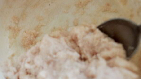 рыбные клецки с черным рисом и сливочно-икорным соусом