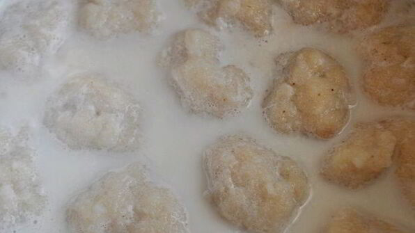 рыбные клецки с черным рисом и сливочно-икорным соусом