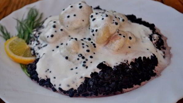 рыбные клецки с черным рисом и сливочно-икорным соусом