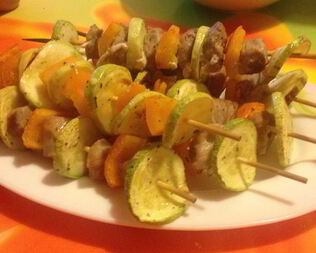 Куриные шашлычки на шпажках с овощами