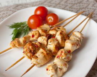 Куриные шашлычки с лимоном и зеленью