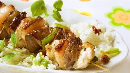 Куриные шашлыки с салатом из кускуса и огурцов