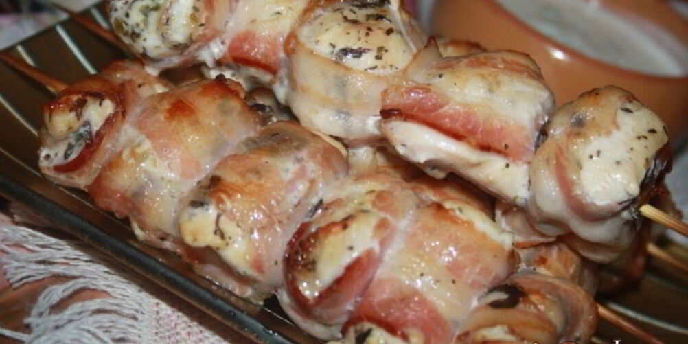 Рецепт куриных шашлыков в беконе