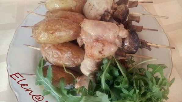 шашлычки из курочки с молодой картошечкой и шампиньонами