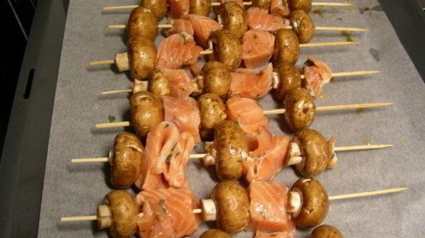 шашлычки из лосося и грибов