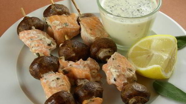 шашлычки из лосося и грибов
