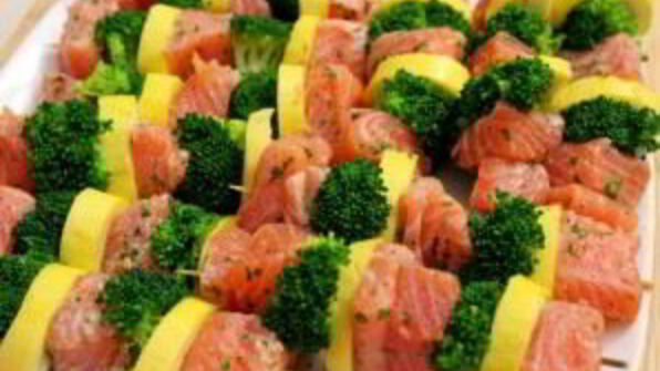 шашлычки из лосося на шпажках