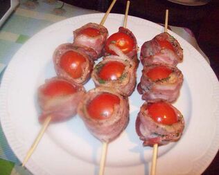 Шашлычок помидорки в беконе