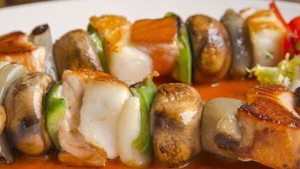 Шашлык из лосося под грибным соусом