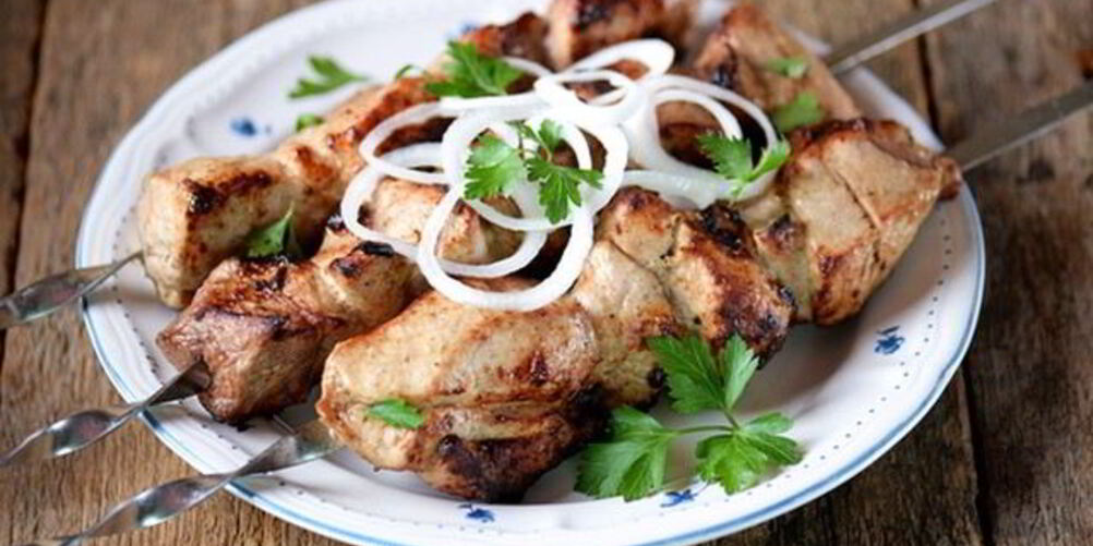 Рецепт шашлыка из свинины в маринаде из кефира и зелени