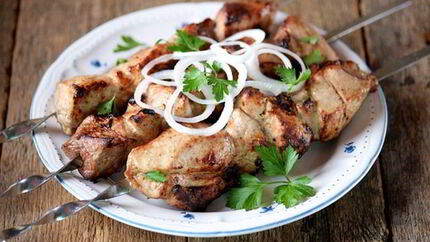 Шашлык из свинины в маринаде из кефира и зелени
