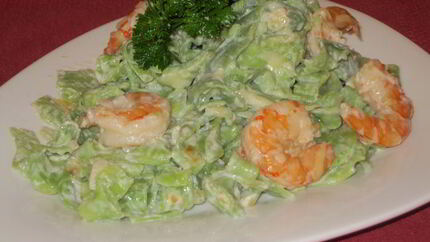 Шпинатная лапша с креветками