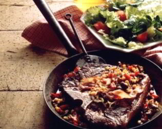 Говяжий стейк с фасолевым пюре и маслинами