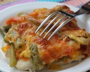 Куриный стейк под овощами и сыром