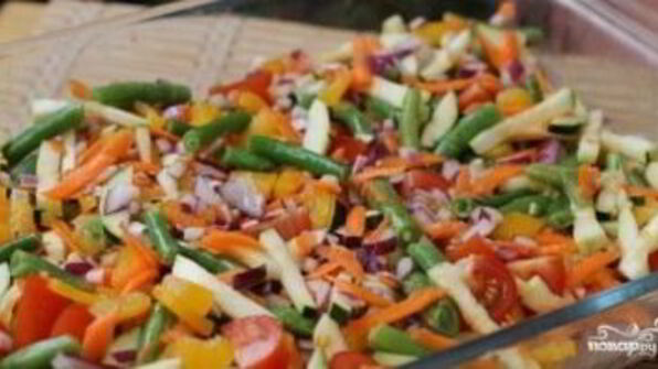 куриный стейк под овощами и сыром