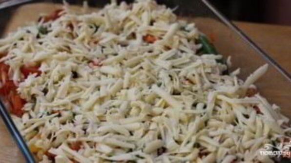 куриный стейк под овощами и сыром