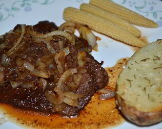 Пряно-сладкие говяжьи стейки на сковороде