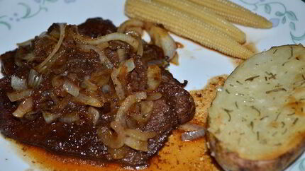 Пряно-сладкие говяжьи стейки на сковороде