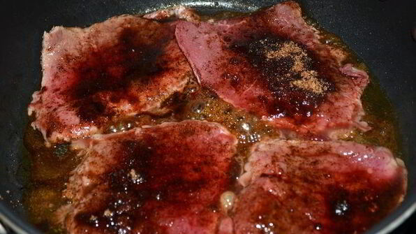 пряно-сладкие говяжьи стейки на сковороде