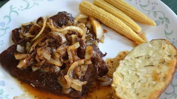 пряно-сладкие говяжьи стейки на сковороде