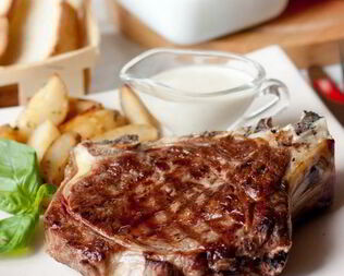 Стейк из говядины со сливочным соусом из голубого сыра