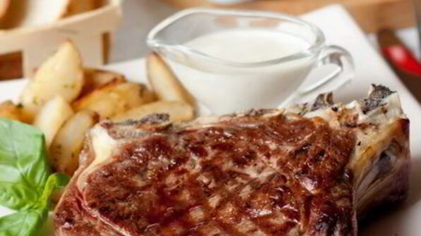 стейк из говядины со сливочным соусом из голубого сыра